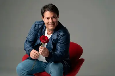 Alex Cohen interpreta Roberto Carlos no Teatro Fashion Mall em agosto