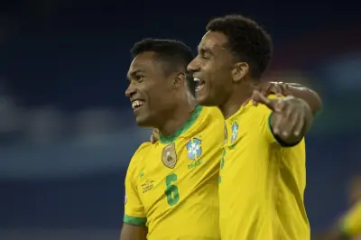 Alex Sandro e Danilo abrem porta para retorno ao Porto