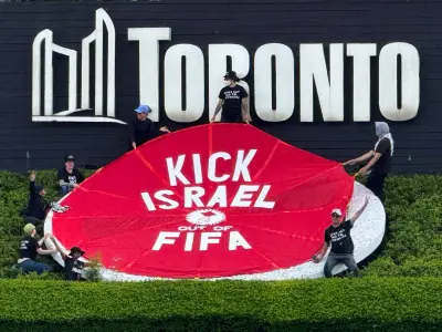 Ativistas protestam contra Fifa e Israel antes de jogo do Canadá