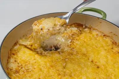 Batatas gratinadas com queijo Gruyère: receita cremosa