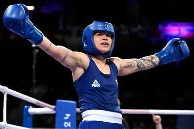 Bia Ferreira garante bronze em nova categoria no boxe olímpico
