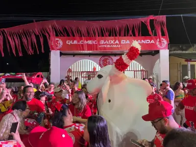 Boi Garantido arrasta multidão em ladainha centenária em Parintins