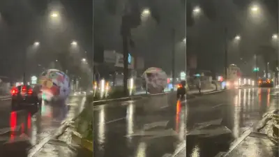 Bola de futebol gigante rola em rua durante tempestade em El Salvador