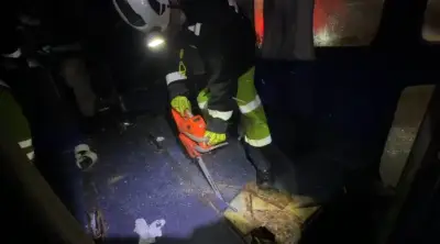 Bombeiros serram fundo falso de ônibus e apreendem drogas e iPhones no PR