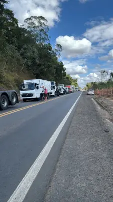 BR-381 liberada após 28h de interdição por tombamento de caminhão-tanque em Belo Oriente