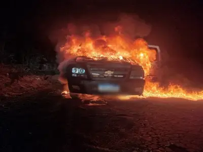 Caminhonete pega fogo em estrada rural em Unaí, MG