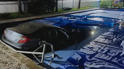Carro cai em piscina em Goiânia após motorista sem CNH perder controle