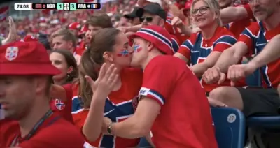 Casal recém-casado rouba a cena com beijo durante jogo da Noruega na Copa 2026