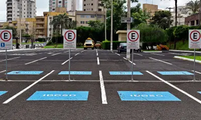 Direitos e deveres no trânsito para motoristas idosos: vagas, isenções e CNH