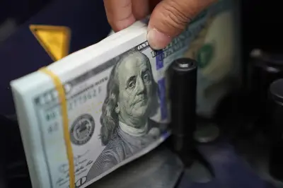 Dólar fecha no maior patamar em dois meses; Bolsa cai abaixo de 170 mil pontos