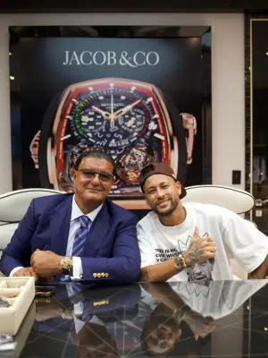 Dono da Jacob & Co, preso nos EUA, posa com Neymar