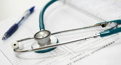 Endividamento força brasileiros a comparar planos de saúde; reajuste acumula 383,5%