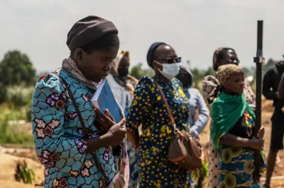 Enterro de bebê de 6 meses vítima de ebola no Congo destaca desafios