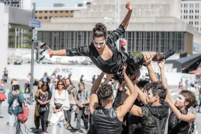 Espetáculo 'Trupe' gratuito na Praça Paris neste sábado