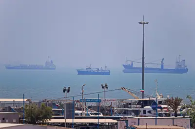 EUA lançam ataques aéreos contra o Irã após ataque a navio-tanque em Ormuz