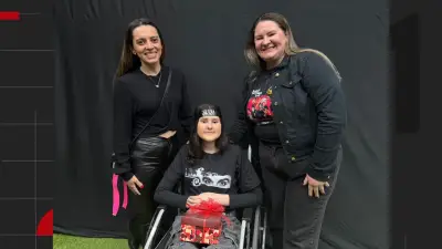 Fã com leucemia visita Luan Santana no camarim antes de show no RS
