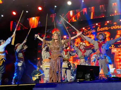 Fã mirim de 11 anos canta com Elba Ramalho no São João de Campina Grande