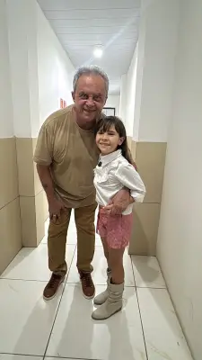 Fã mirim que viralizou conhece Flávio José e se emociona