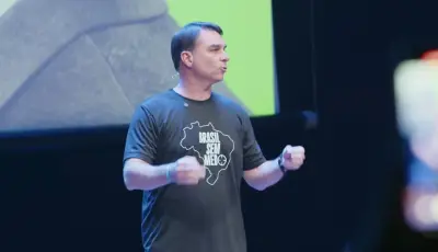 Flávio Bolsonaro encontra Milei e critica Lula em Buenos Aires