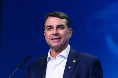 Flávio Bolsonaro endurece tom na segurança e defende castração química após crise