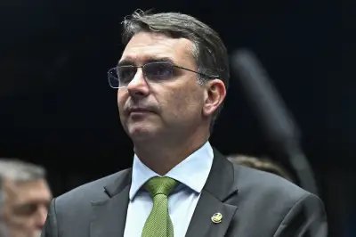 Flávio Bolsonaro faz campanha em cidade baiana e critica governo Lula