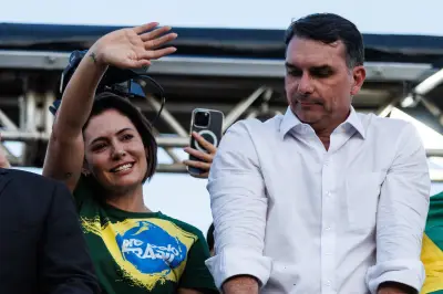 Flávio Bolsonaro pede desculpas a Michelle após polêmica no PL
