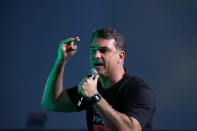 Flávio Bolsonaro vê chance de atacar PT após operação contra Wagner