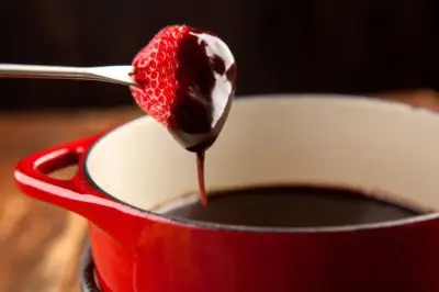 Fondue de chocolate caseiro: receita fácil para o Dia dos Namorados