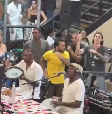 Fora da Copa, Calafiori curte samba no Rio e canta 'Tá Escrito'
