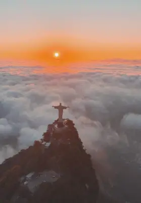 Fotógrafo registra Cristo Redentor sobre 'tapete' de nuvens no Rio