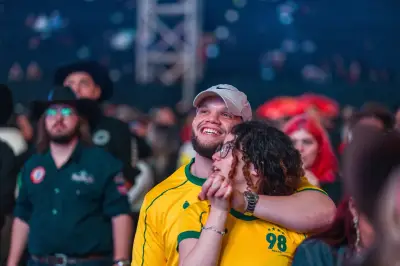 Fãs unem paixão por sertanejo e futebol em transmissão do Brasil no rodeio
