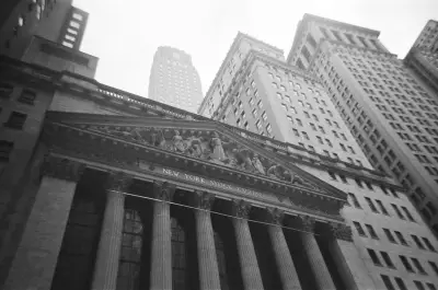 Futuros de Wall Street caem após EUA lançarem novos ataques contra o Irã