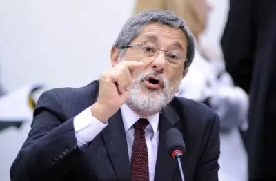 Gabrielli defende tributar rendas financeiras e câmbio estável