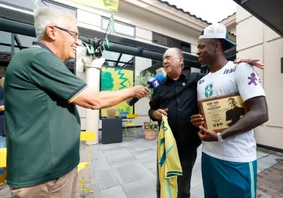 Galvão Bueno e Vini Jr. trocam homenagens após 100º gol narrado em Copas