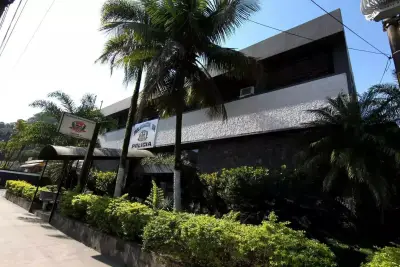 Homem é preso ao agredir ex-companheira e danificar apartamento em Guarujá