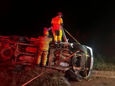 Idoso fica retido em caminhonete tombada na BR-251 em Montes Claros
