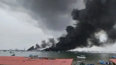 Incêndio atinge barcos pesqueiros no porto de Manta, Equador