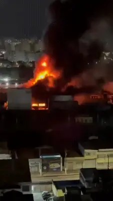 Incêndio atinge galpões de autopeças na Lapa, zona oeste de SP
