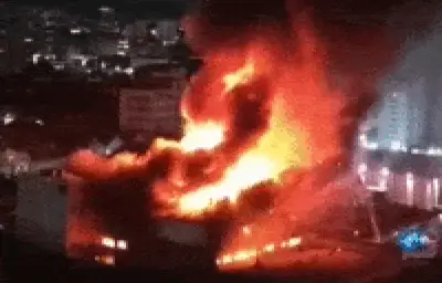 Incêndio de grandes proporções atinge galpão na Lapa, Zona Oeste de SP