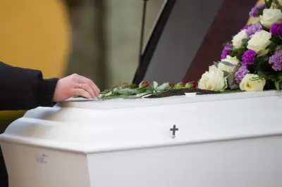 Irmãos donos de funerária presos após 24 corpos em decomposição nos EUA