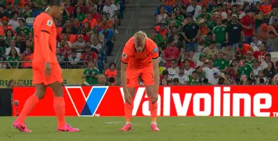 Jogador da Holanda tem corte na cabeça em jogo da Copa e choca web