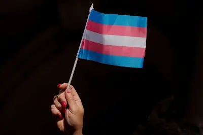 Justiça autoriza bloqueio hormonal para adolescente trans de 13 anos