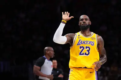LeBron James oficializa saída dos Lakers após oito temporadas na NBA