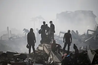Mãe escava escombros em busca do filho após terremotos na Venezuela