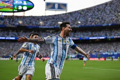Messi faz primeiro hat-trick em Copas na vitória contra Argélia