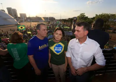 Michelle Bolsonaro relata humilhação e rompe com enteado Flávio