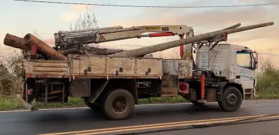 Motorista derruba três postes em Piracicaba; energia é restabelecida