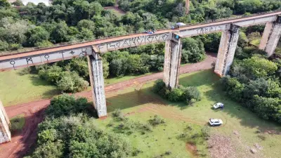 Máquina abre vala para bloquear acesso à Ponte do Esqueleto após tragédia