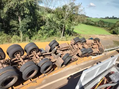 Mulher morre soterrada por carga de caminhão tombado na BR-282 em SC