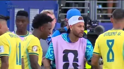 Neymar orienta Brasil do banco em leitura labial do Fantástico
